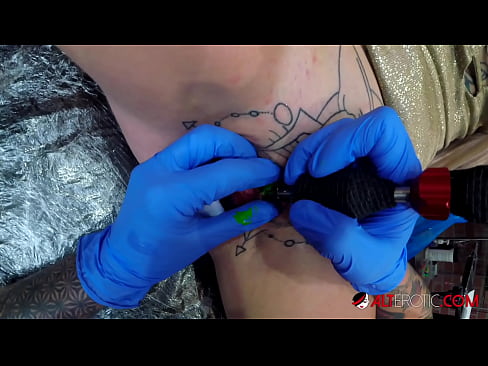 ❤️ Extremadamente tatuado hottie Sully Savage consiguió un tatuaje en su clítoris ❤️❌ Porno en es.sexarxiv.ru ❌️❤️❤️❤️❤️❤️❤️❤️